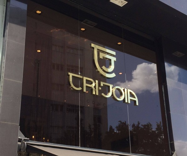 Letra Caixa por cima de Vidro