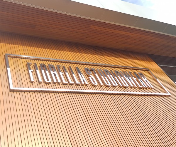 Letra Caixa por cima Ripado